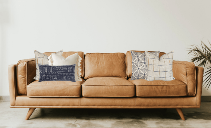 10 Pillow Combinations For Brown Couch, What Color Pillow Goes With Dark Brown Sofa