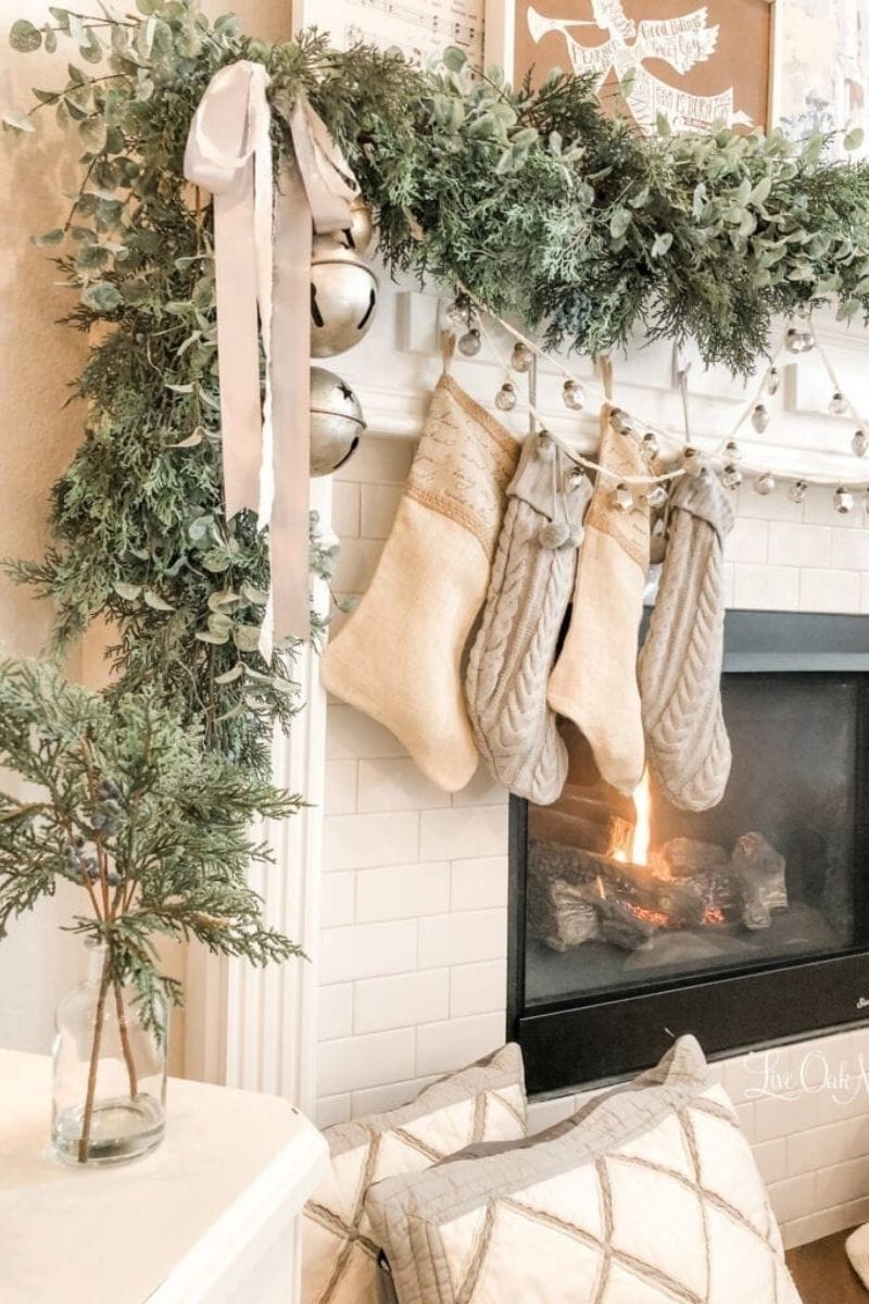 Christmas Mantel Ideas That Are Incredibly Simple (and Cute 